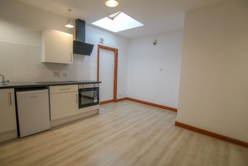 Property photo 3 of 10 Kitchen