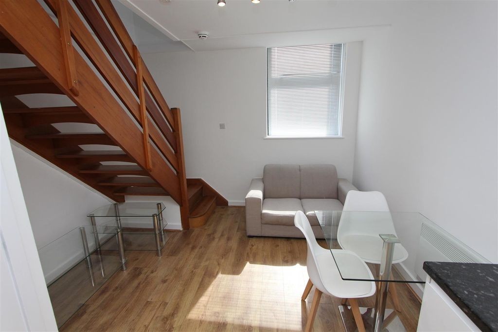 Property photo 1 of 9 Bright Living Area With Modern Glass Dining Table...