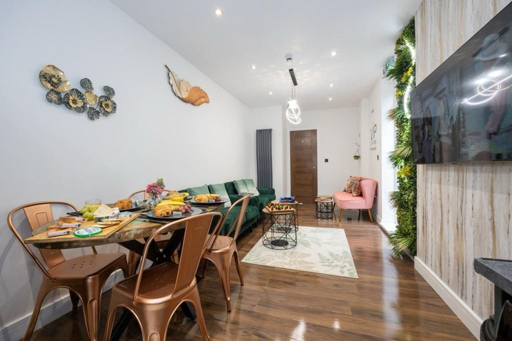 Property photo 2 of 24 A Stylish And Spacious Modern Living Room Perfect ...