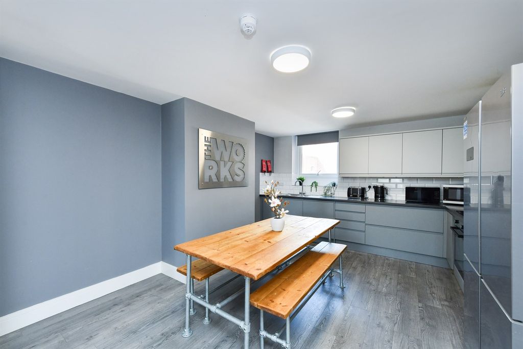 Property photo 2 of 6 (Main)