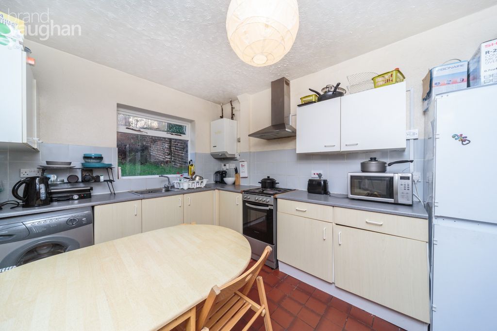 Property photo 2 of 7 Kitchen