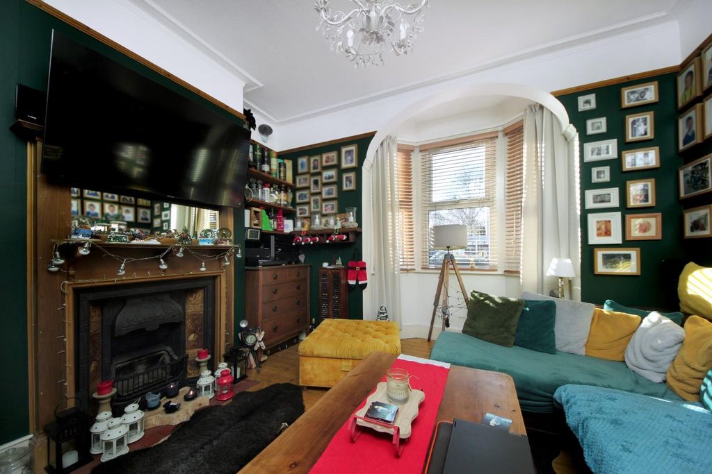 Property photo 2 of 11