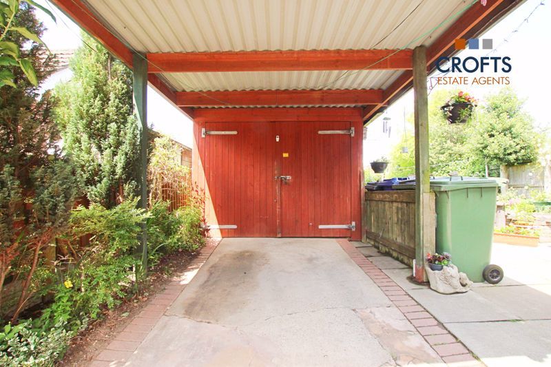 Property photo 3 of 18 Garage