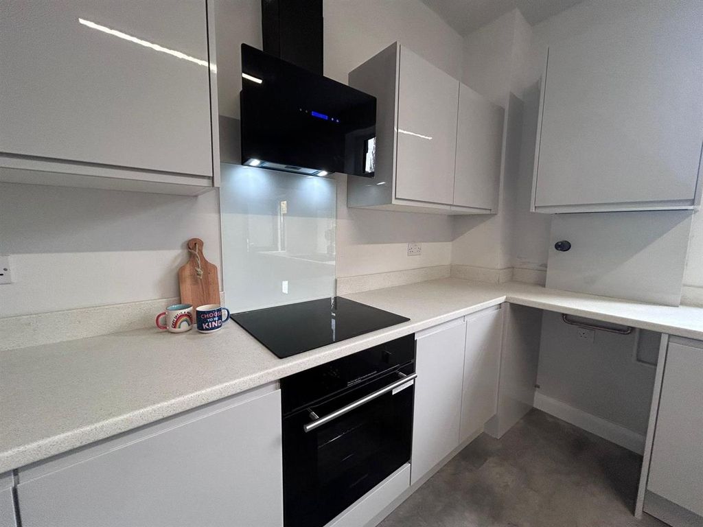 Property photo 3 of 11 Kitchen