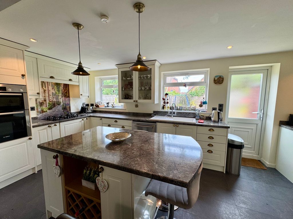 Property photo 2 of 18 Kitchen