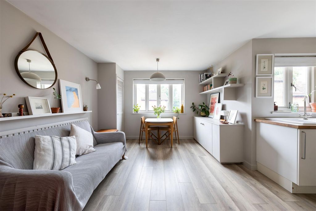 Property photo 2 of 14 Eden Road, E17