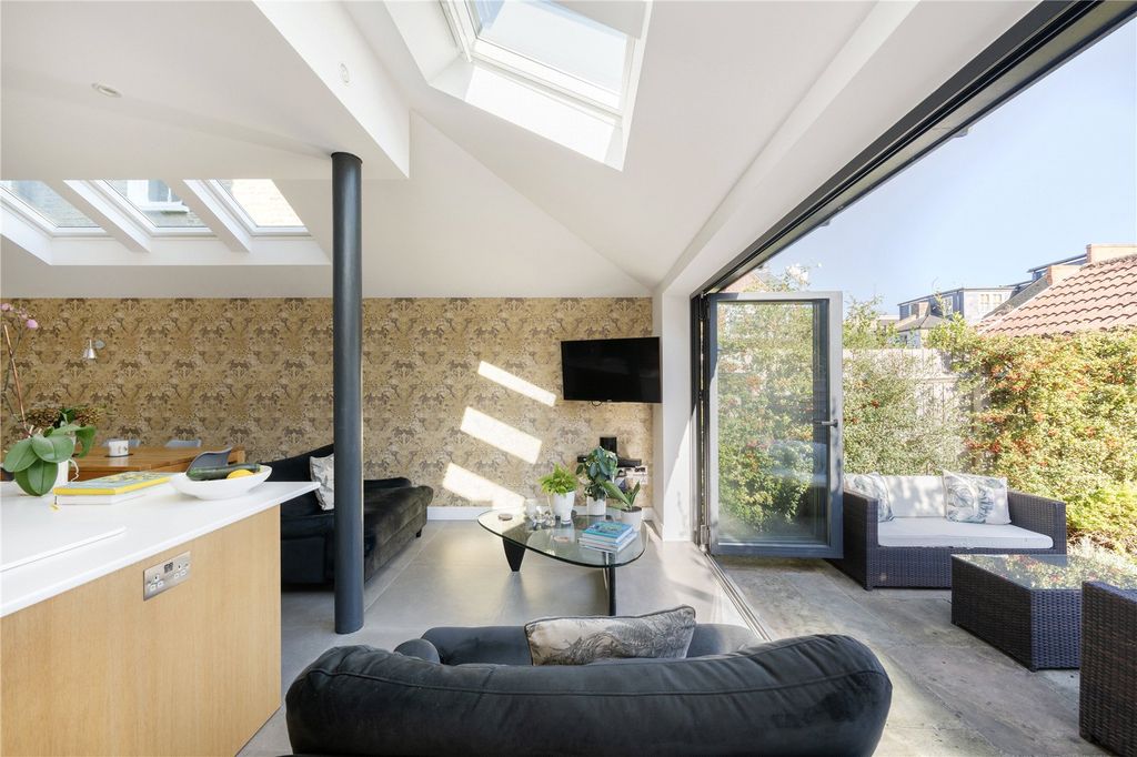 Property photo 2 of 22 Picture No. 19