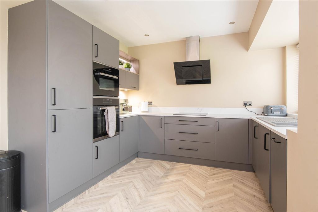 Property photo 3 of 21 Kitchen & Diner