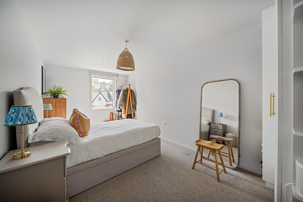 Property photo 2 of 14 Knollys Road-10.Jpg