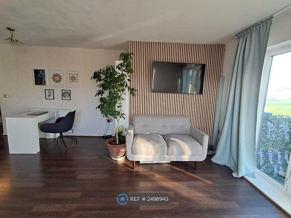 Property photo 1 of 14 Living Room