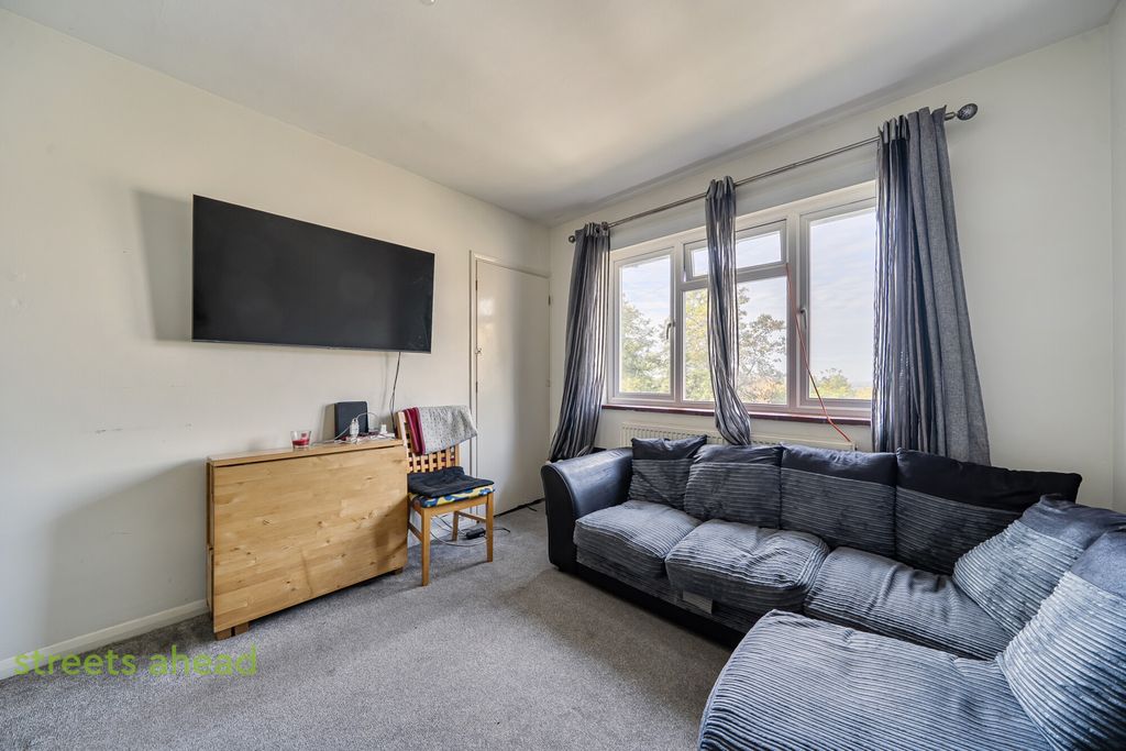Property photo 2 of 14 56990473-8753-467...