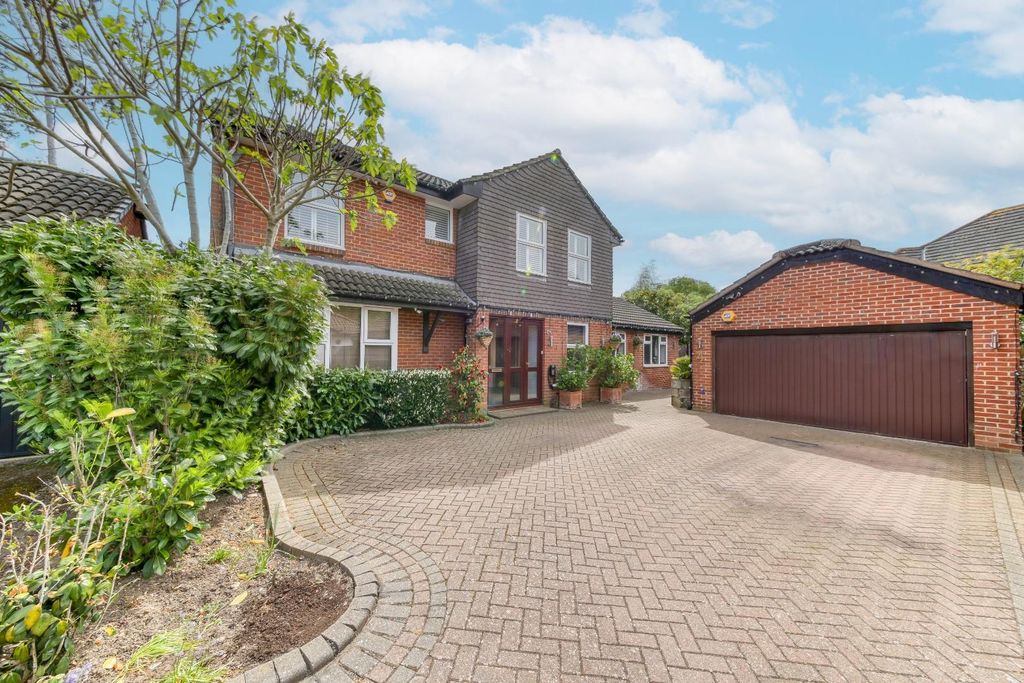 Property photo 1 of 40 Auriol Close