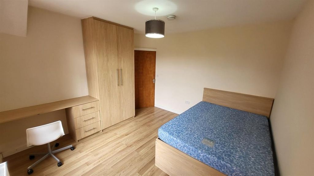 Property photo 2 of 14 A Well-Maintained Bedroom Featuring A Comfortable ...