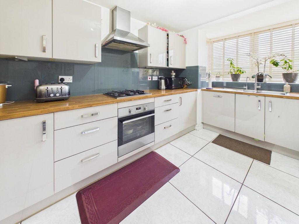 Property photo 3 of 19 Kitchen