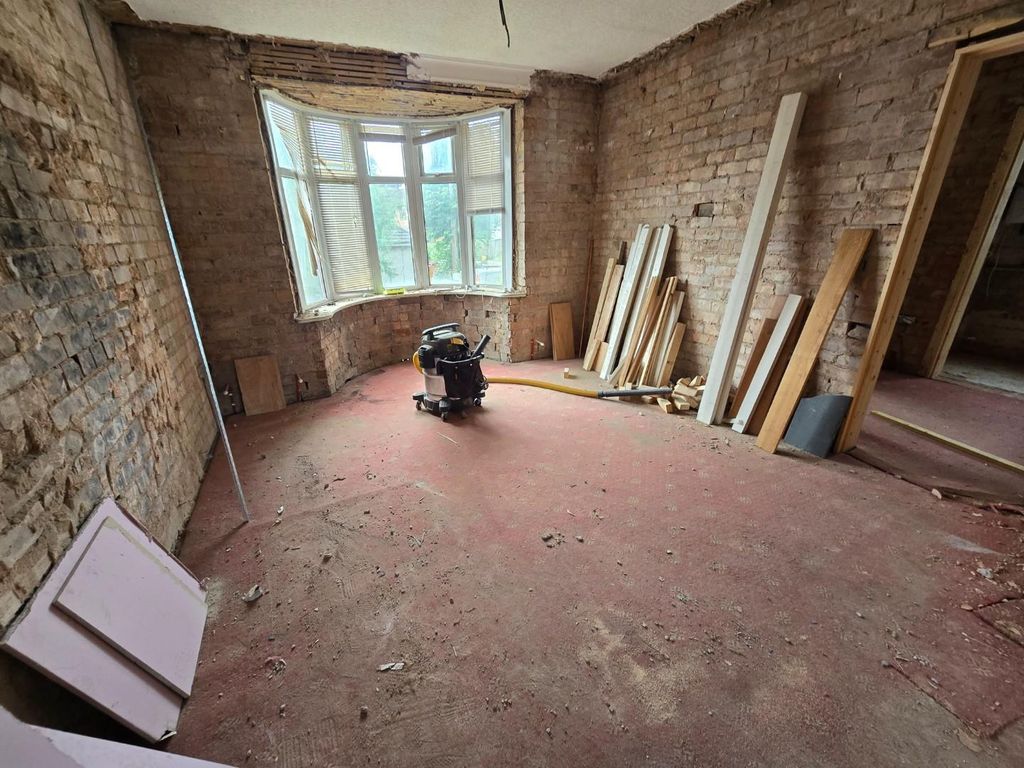Property photo 3 of 16 Lounge Area
