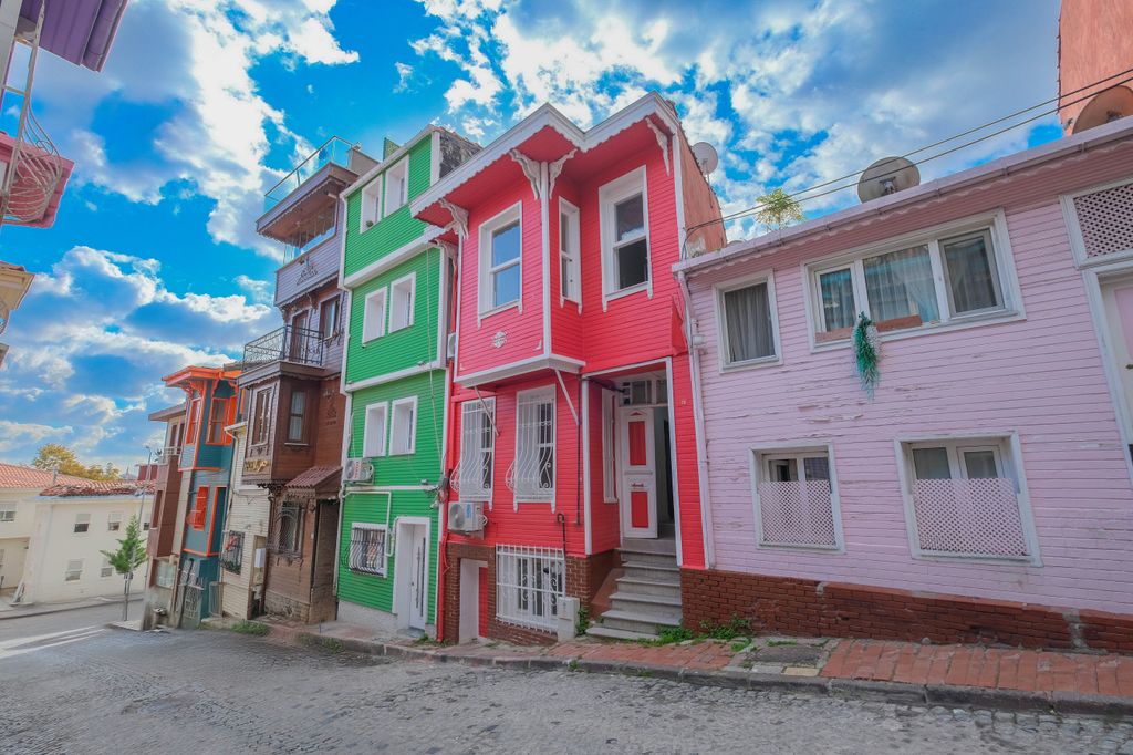 Property photo 2 of 15 Entire Istanbul Building For Sale In Fatih, Istanbul - Three Floors With 2 Apartments
