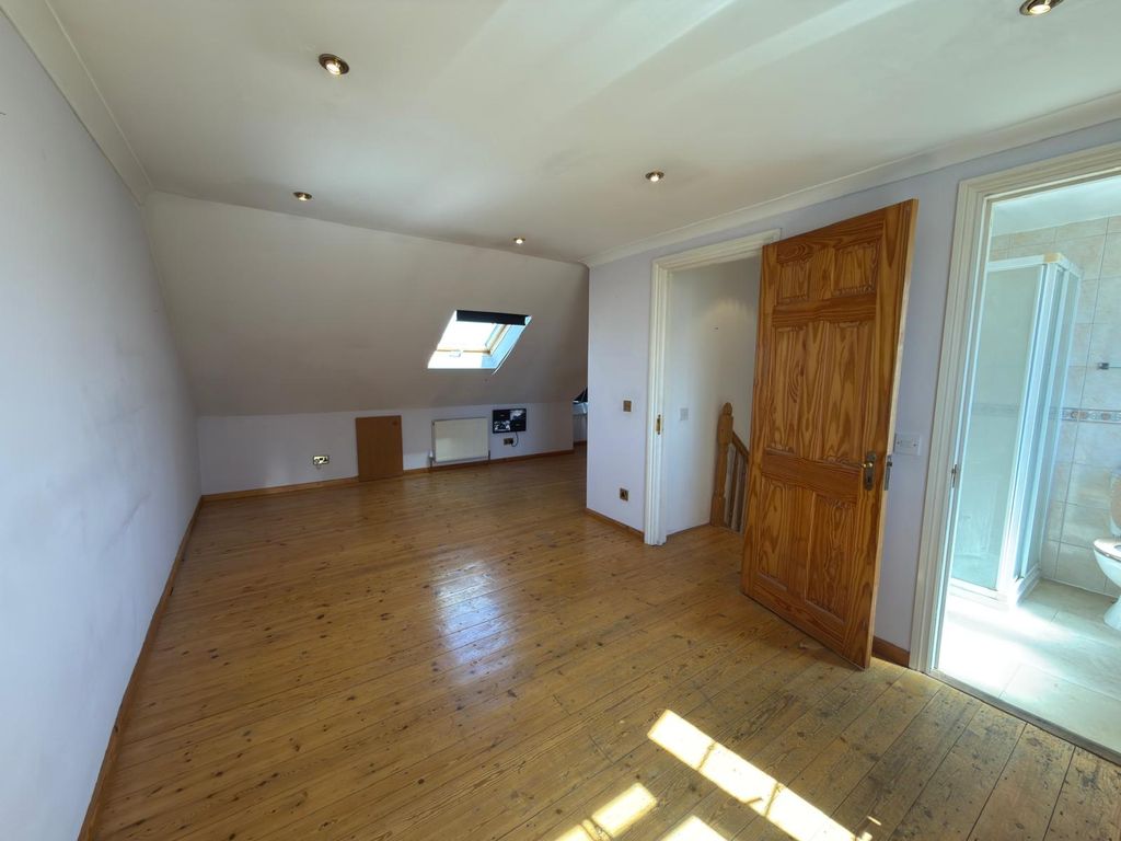 Property photo 1 of 15 Four/Five Bedroom House Close To Seven King Station- Ideal For Family