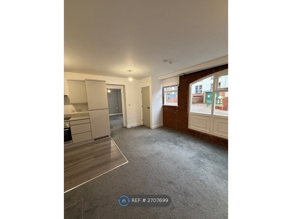 Property photo 3 of 8 l Room