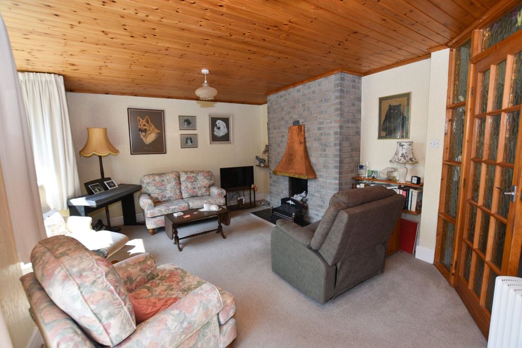 Property photo 2 of 18 Lounge