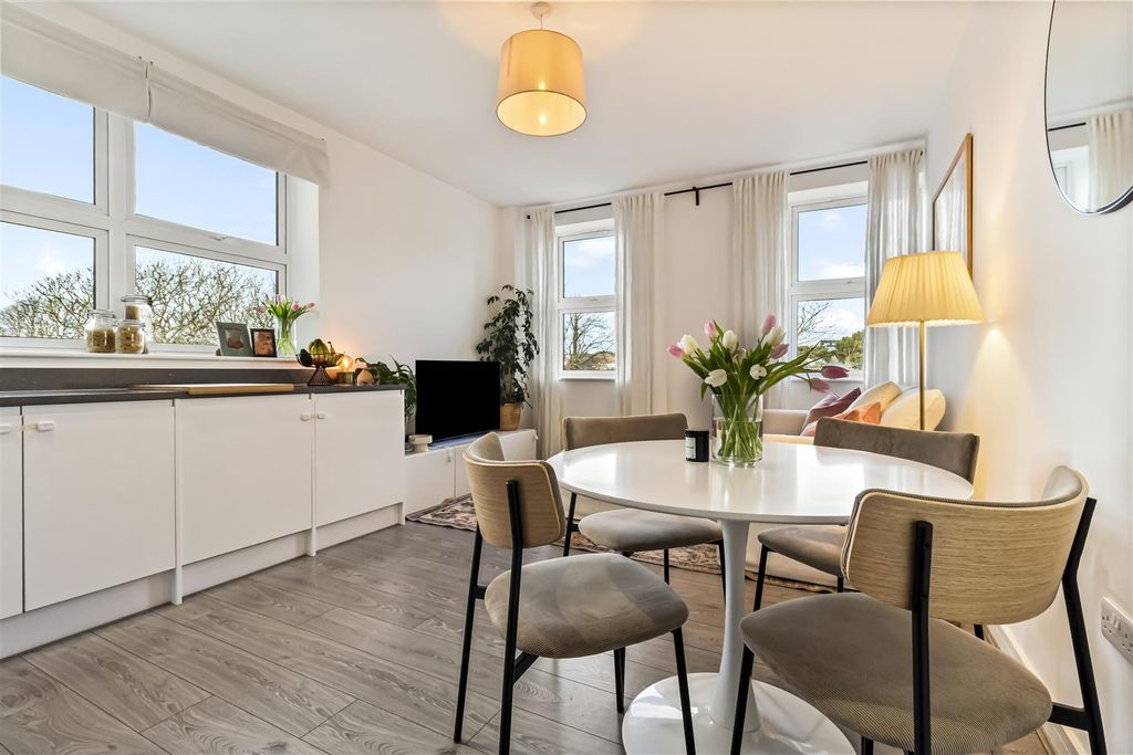 Property photo 3 of 17 28 The Pinnacle-005.Jpg