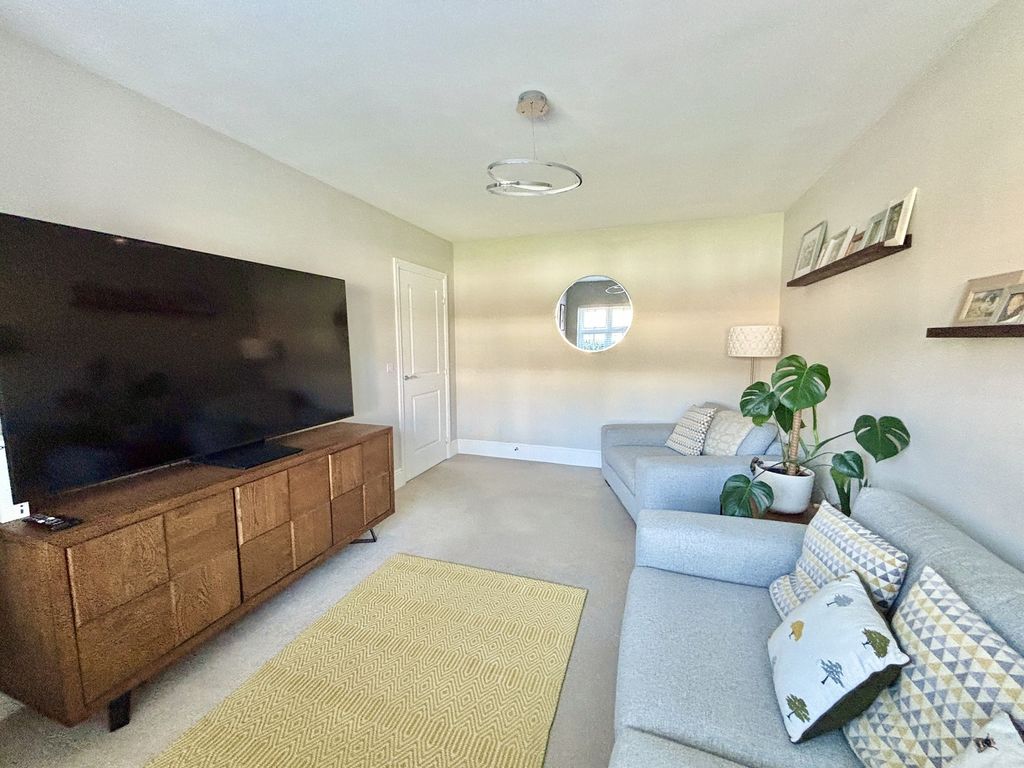 Property photo 3 of 32 Lounge