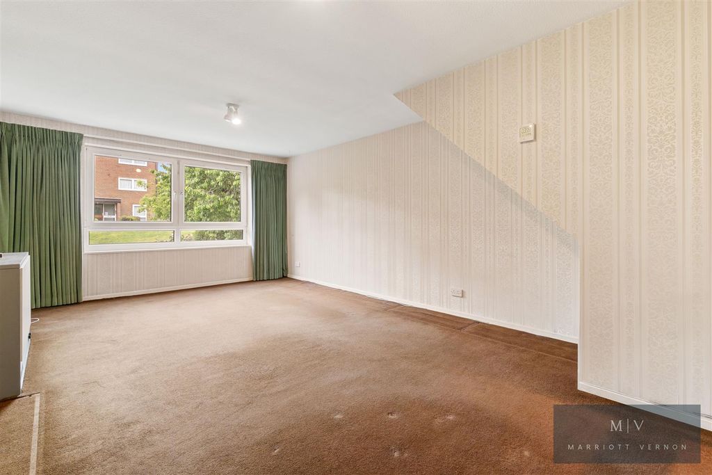 Property photo 3 of 13 St Arvans Close 6-4.Jpg