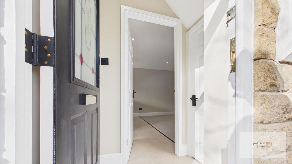 Property photo 2 of 15 Vestibule