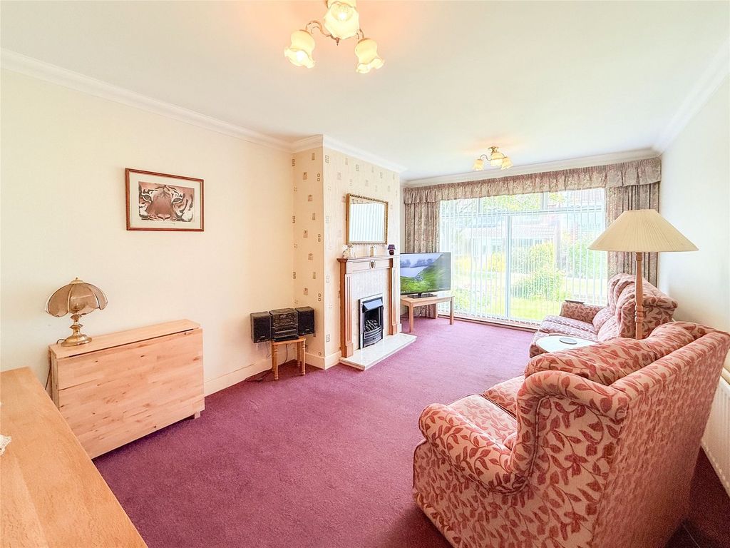 Property photo 2 of 11 Lounge