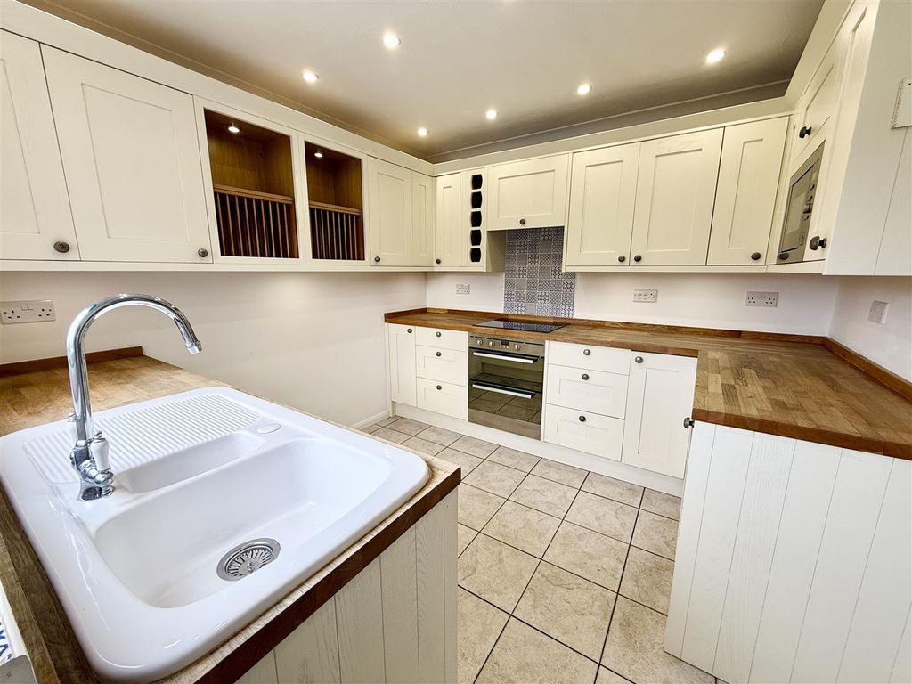 Property photo 3 of 21 Kitchen