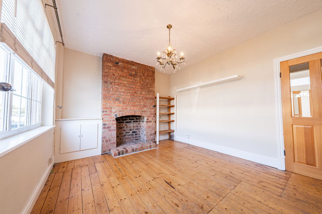 Property photo 2 of 20 .