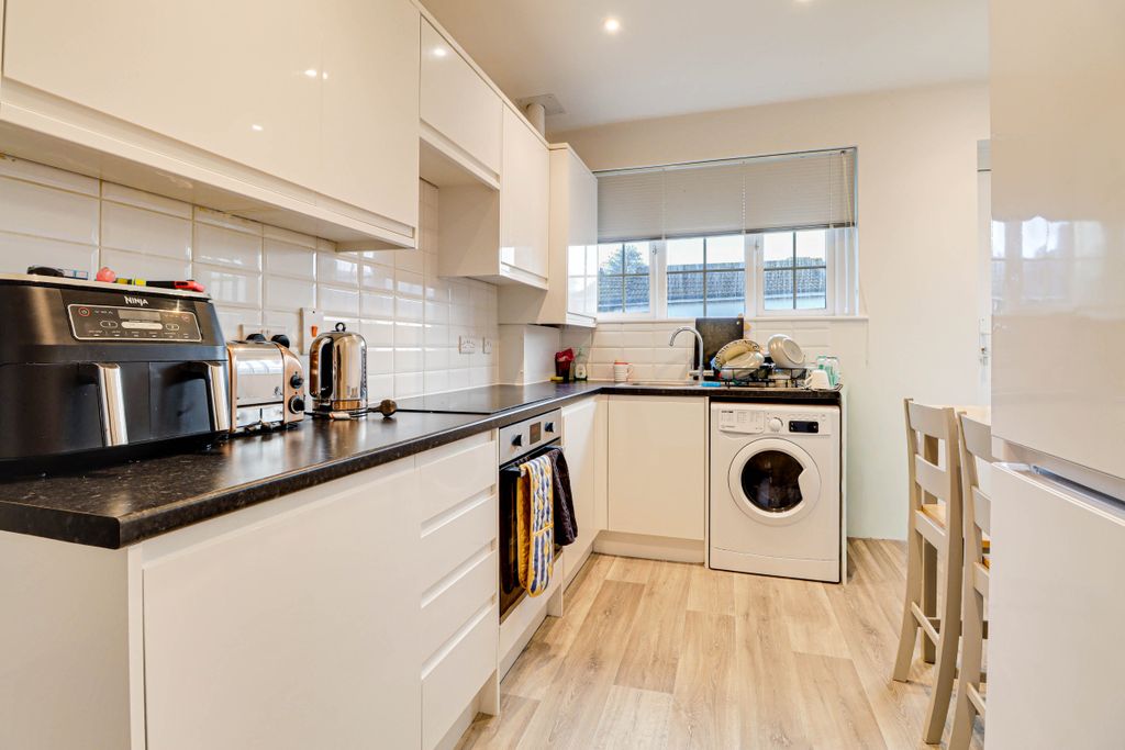 Property photo 3 of 8 Kitchen