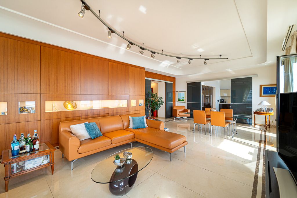 Property photo 2 of 40