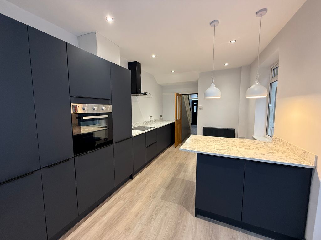 Property photo 3 of 14 Kitchen