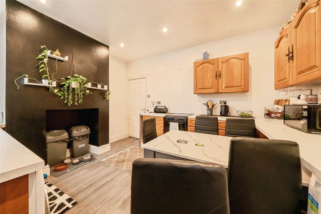 Property photo 3 of 18 Kitchen