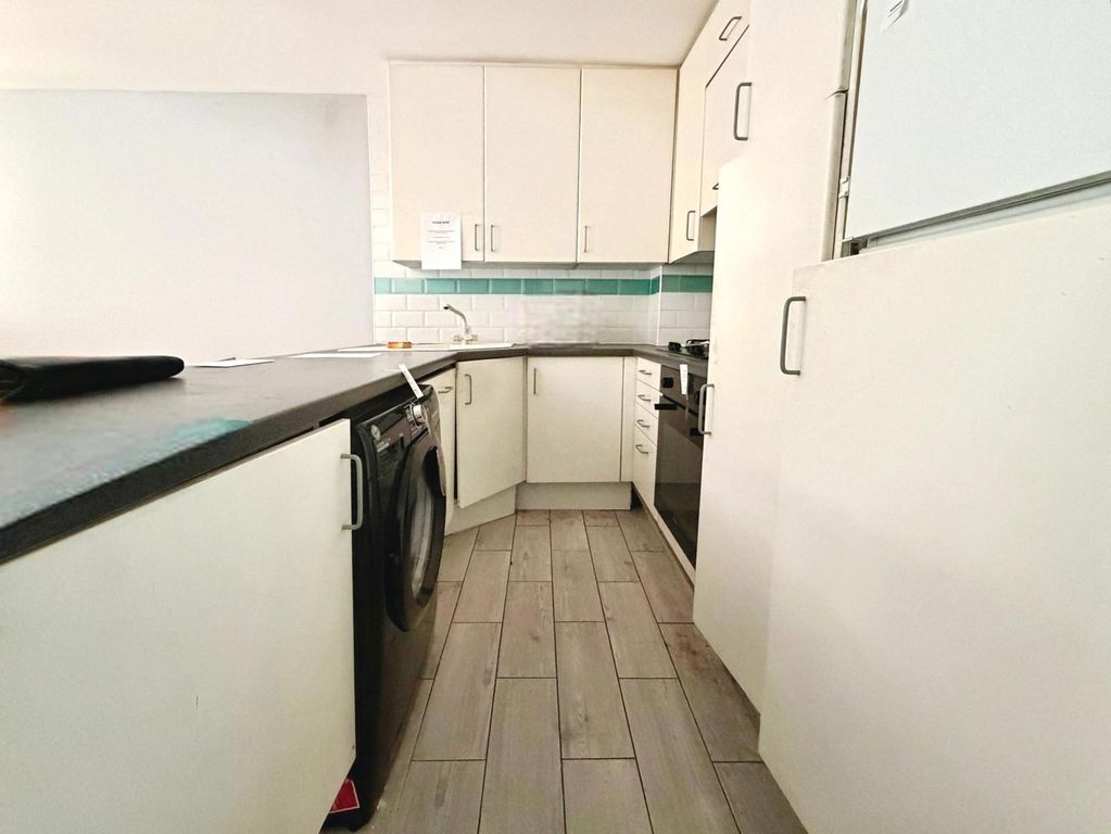 Property photo 2 of 11 Kitchen