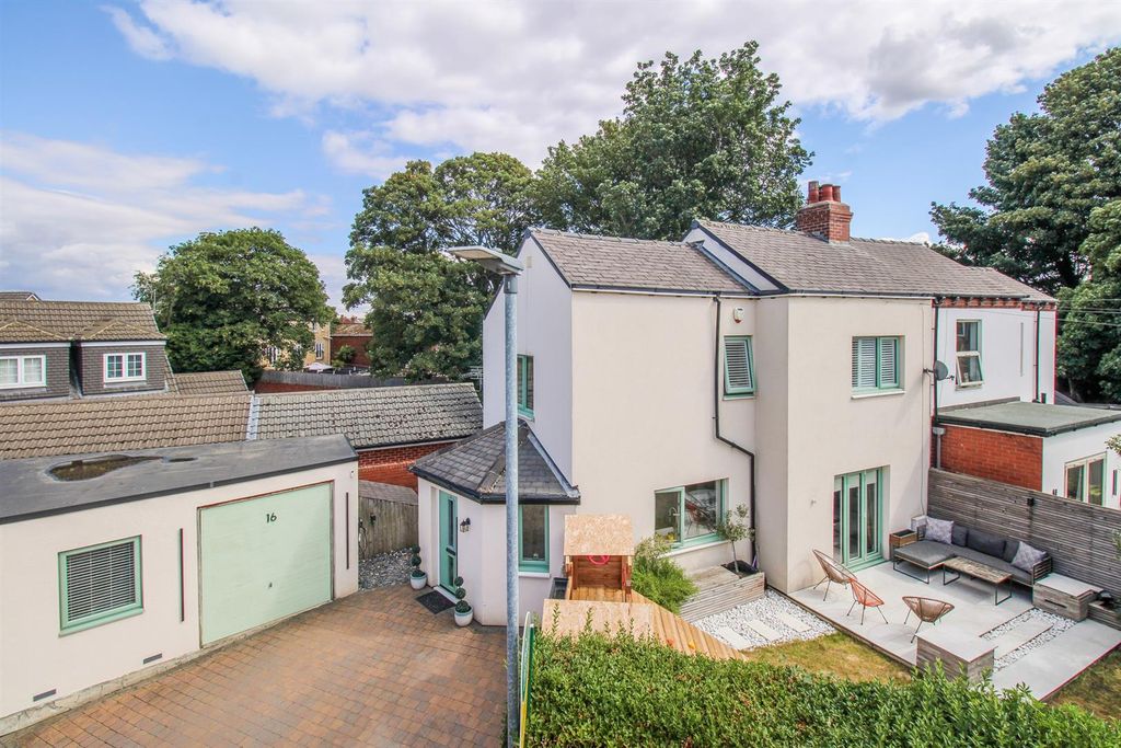 Property photo 1 of 18