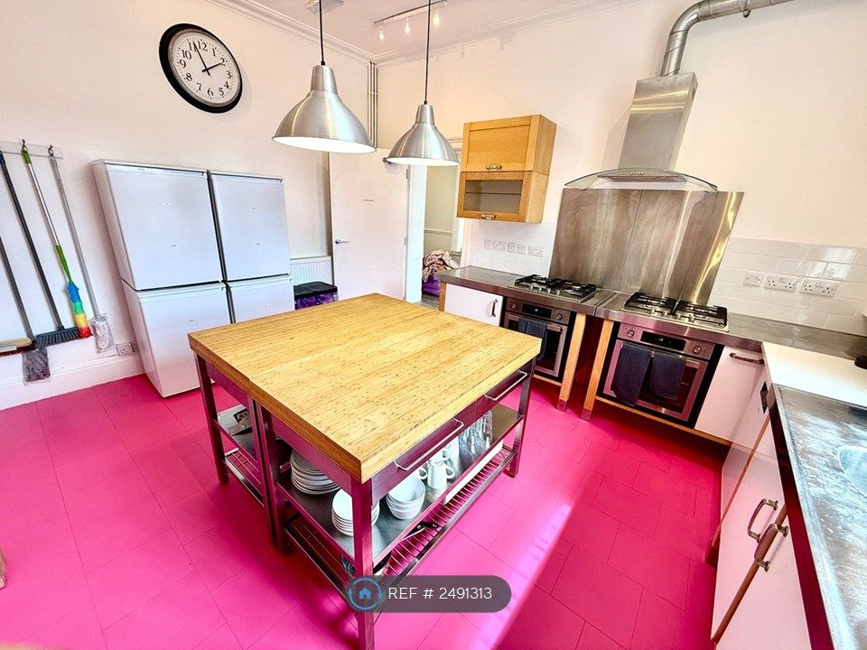 Property photo 3 of 11 Large Kitchen With 2 Hobs, 2 Ovens &amp; Dishwasher