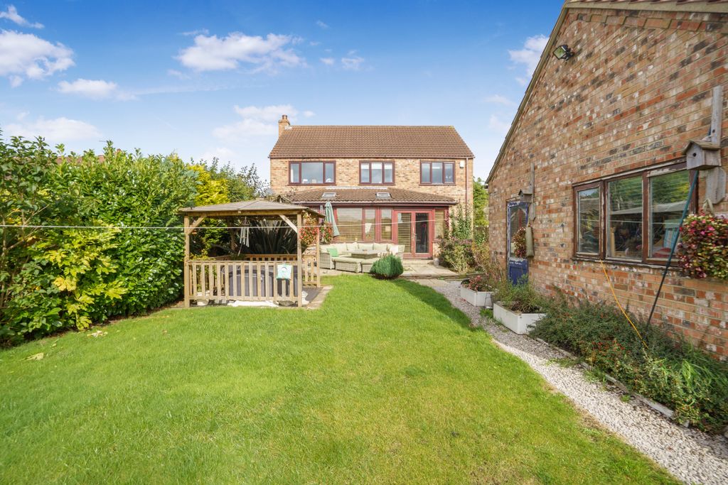 Property photo 1 of 17 Rear Garden 2