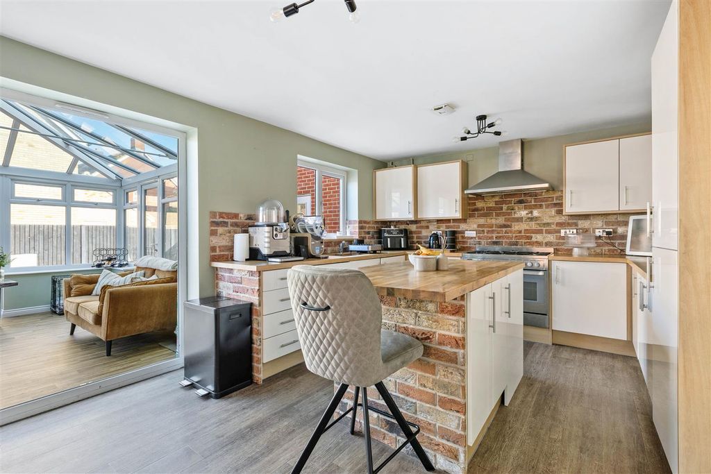 Property photo 2 of 30 Kitchen/Breakfast Room