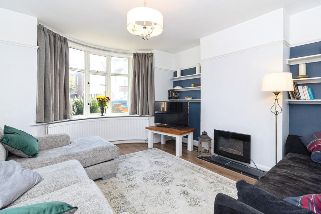 Property photo 2 of 14 4 Living Room.Jpg