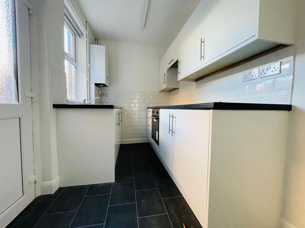 Property photo 2 of 9 Kitchen