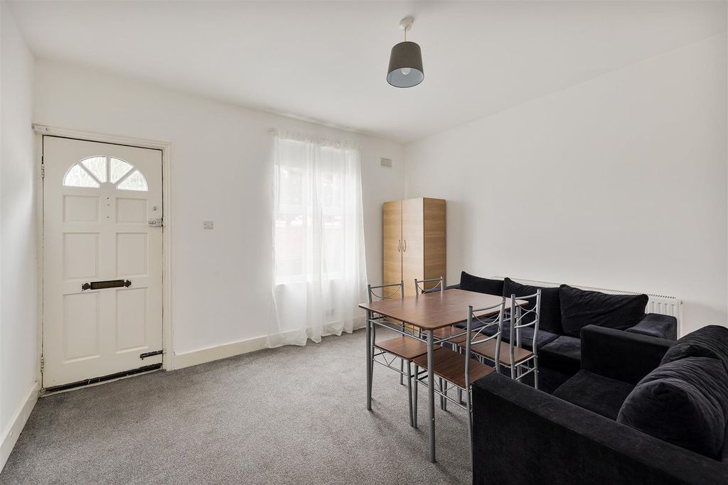 Property photo 2 of 15 Maryland Road, E15