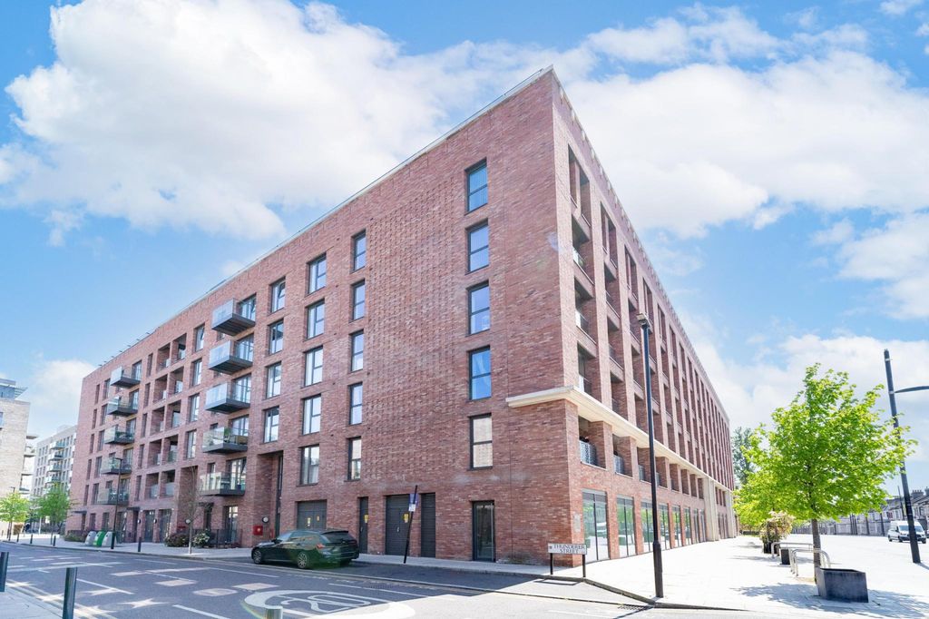 Property photo 1 of 22 Modern 2-Bed Apartment | 2 Balconies | En-Suite | 990+ Year Lease | Upton Gardens - Chain Free