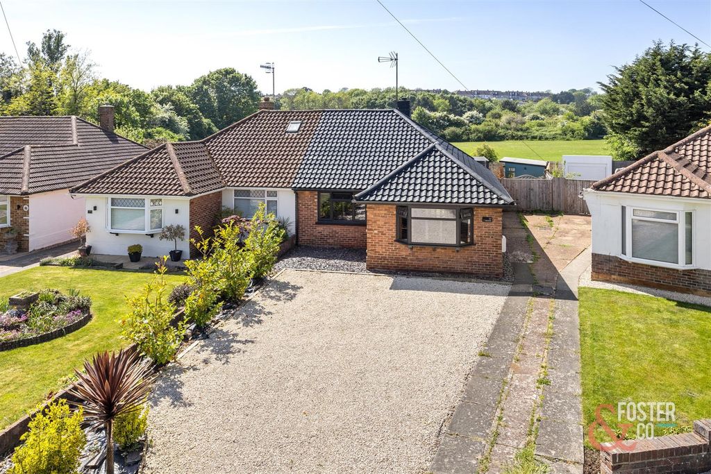 Property photo 1 of 28 Greenleas, 17-030.Jpg