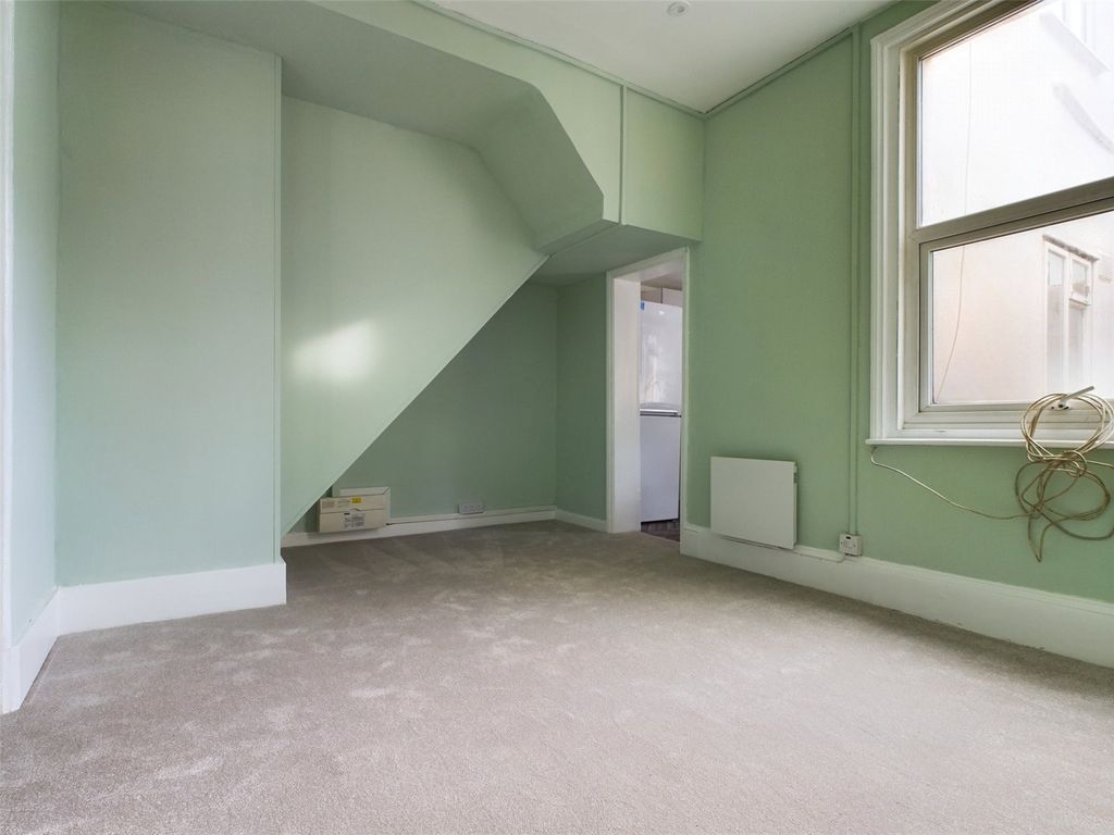 Property photo 3 of 12 Lounge