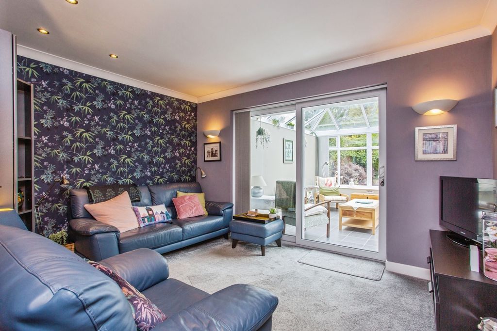 Property photo 2 of 17 Lounge