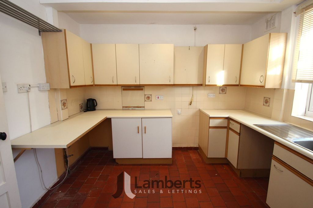 Property photo 3 of 23 Kitchen