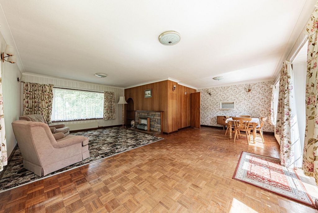 Property photo 2 of 34 L Shaped Living Room/Dining Room (1)