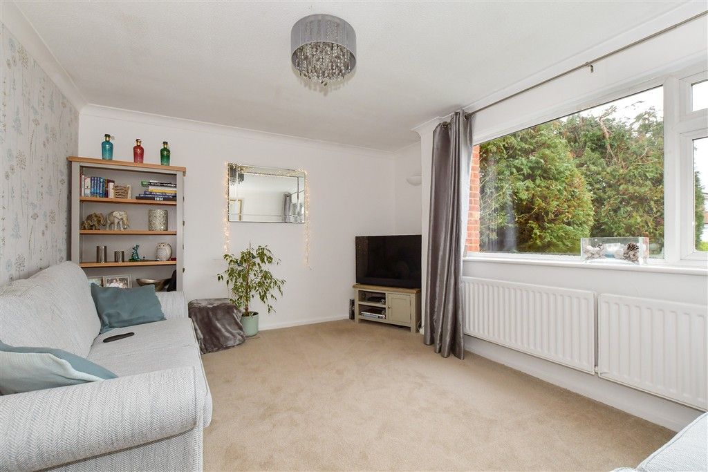 Property photo 3 of 17 Lounge