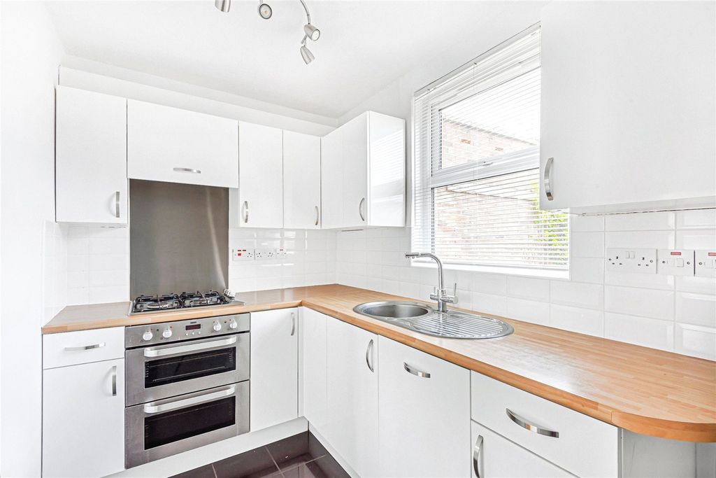 Property photo 2 of 10 Kitchen